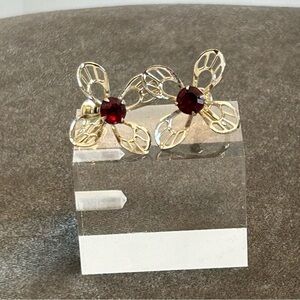 Vintage silver tone ruby red rhinestone centre flower screw back earrings